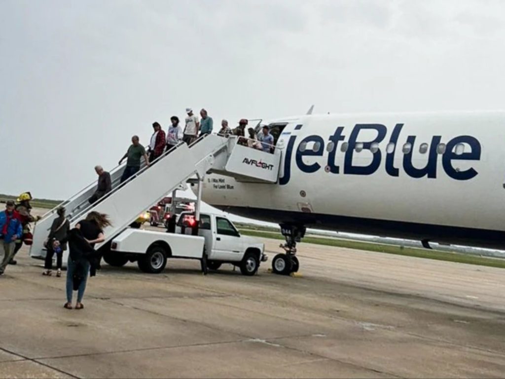 Explosion et fumée dans la soute, l'avion plonge pour un atterrissage d'urgence