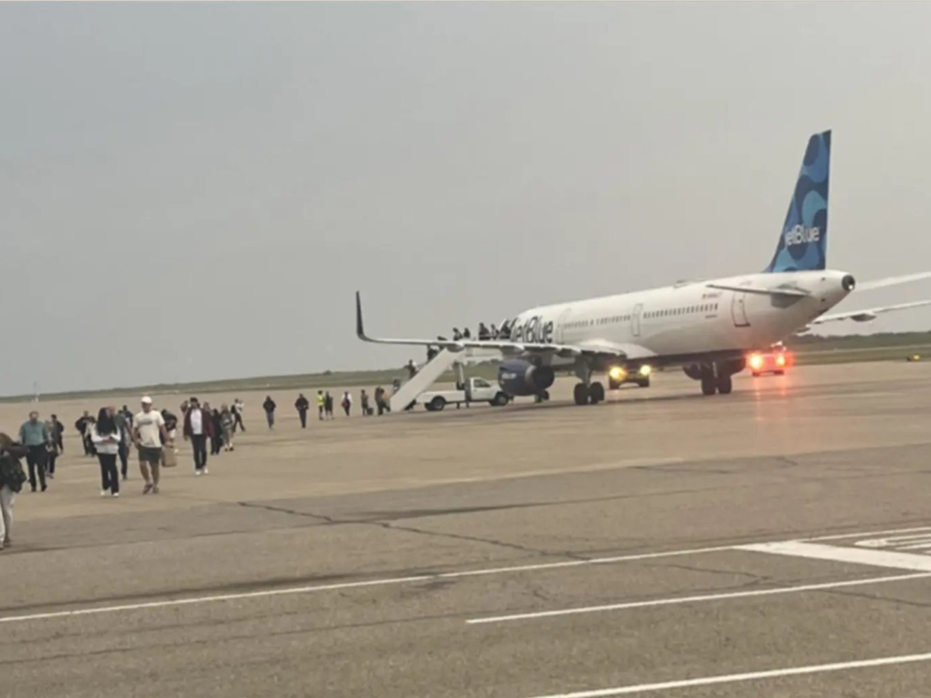 Explosión y humo en la bodega, el avión se lanza en picada para realizar un aterrizaje de emergencia