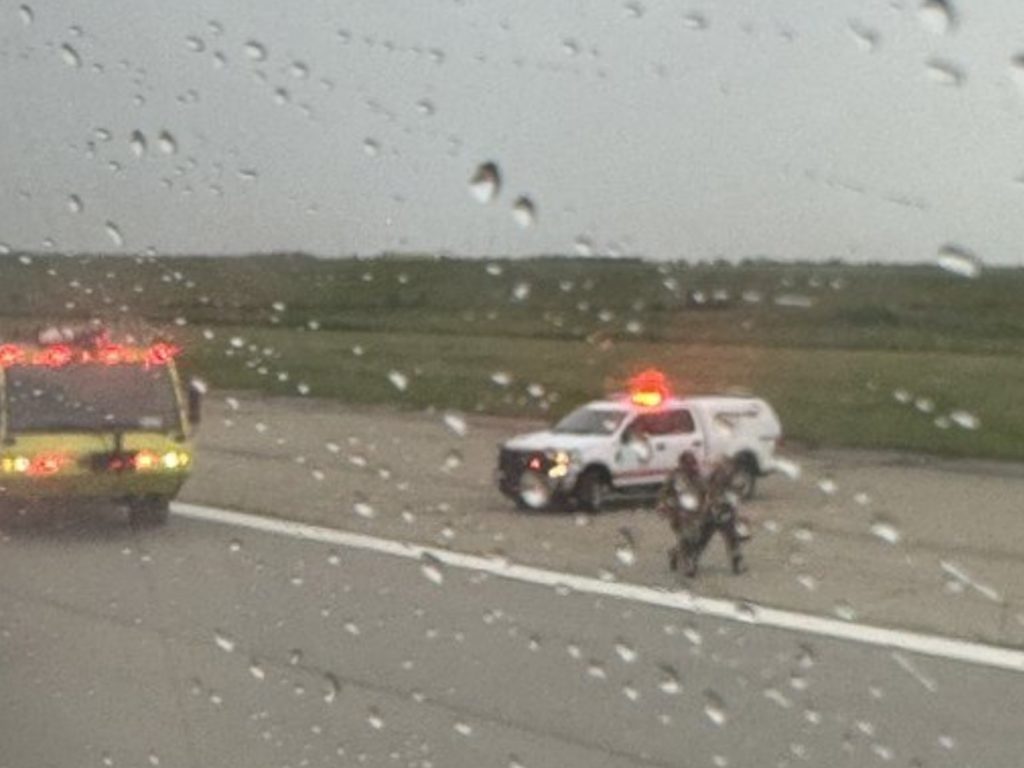 Explosion et fumée dans la soute, l'avion plonge pour un atterrissage d'urgence