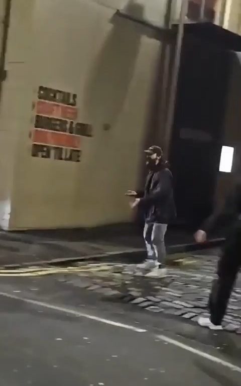 Shia Labeouf fuori di testa, scatena rissa fuori da un pub: video