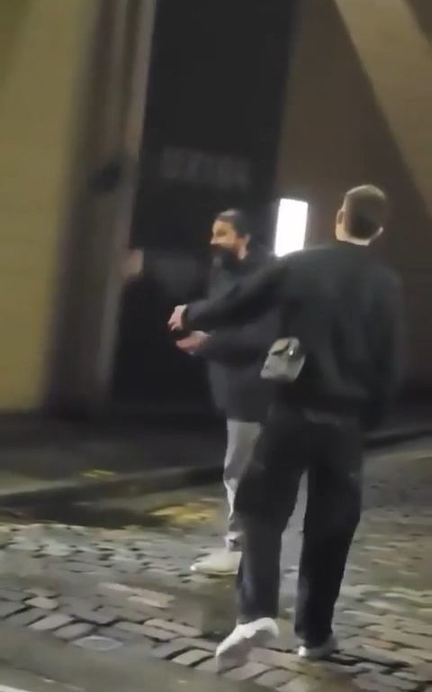 Shia Labeouf fuori di testa, scatena rissa fuori da un pub: video