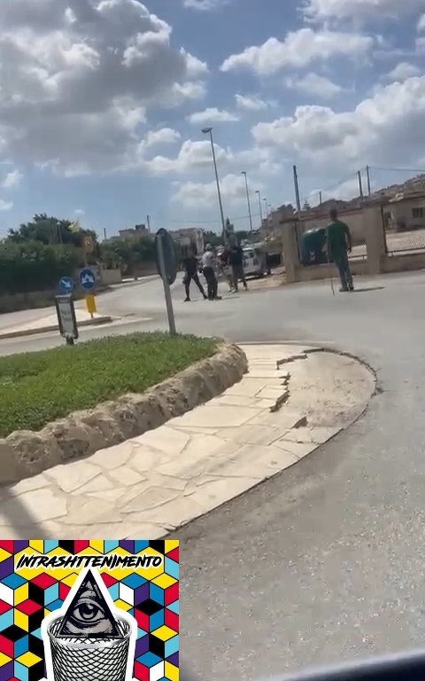 Siracusa, lite in strada per una precedenza a colpi di motosega: video