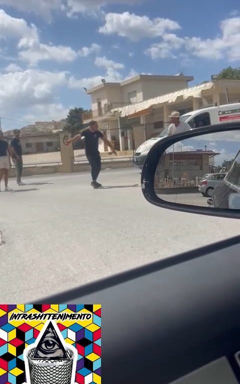 Siracusa, lite in strada per una precedenza a colpi di motosega: video