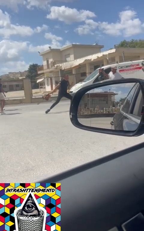 Siracusa, lite in strada per una precedenza a colpi di motosega: video