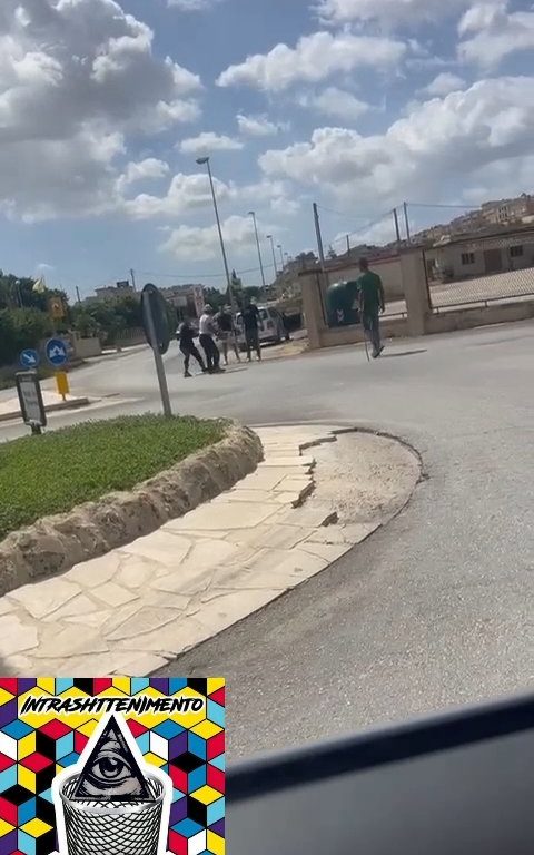 Siracusa, lite in strada per una precedenza a colpi di motosega: video