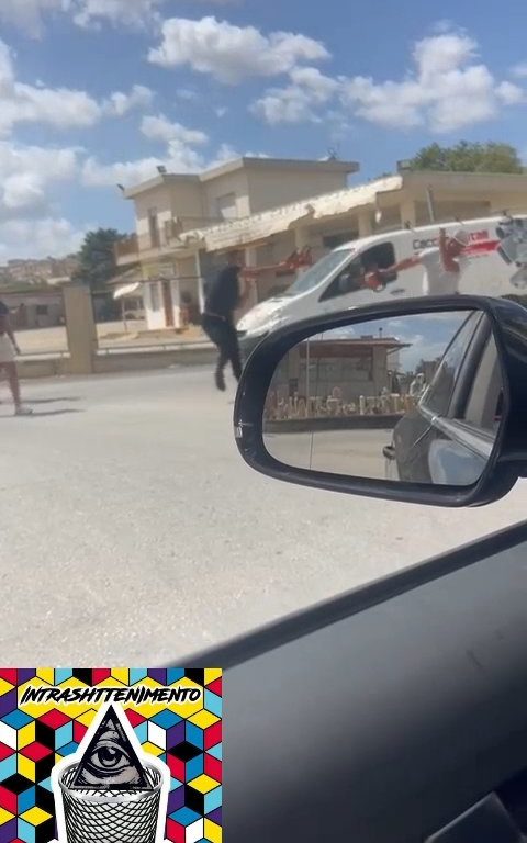 Siracusa, lite in strada per una precedenza a colpi di motosega: video