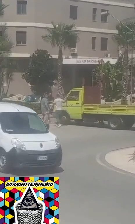 Siracusa, lite in strada per una precedenza a colpi di motosega: video