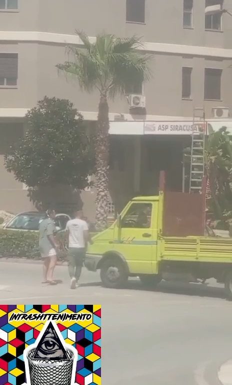 Siracusa, lite in strada per una precedenza a colpi di motosega: video