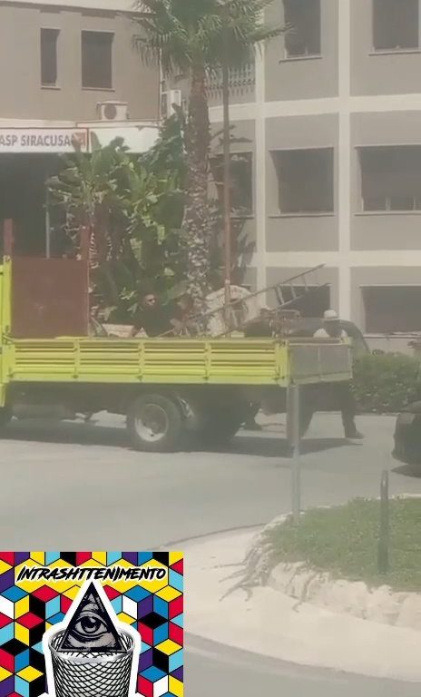 Syrakus, Streit auf der Straße um Vorfahrt mit Kettensägenschlägen: Video