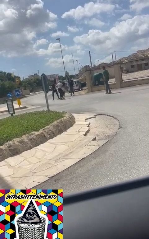 Syrakus, Streit auf der Straße um Vorfahrt mit Kettensägenschlägen: Video