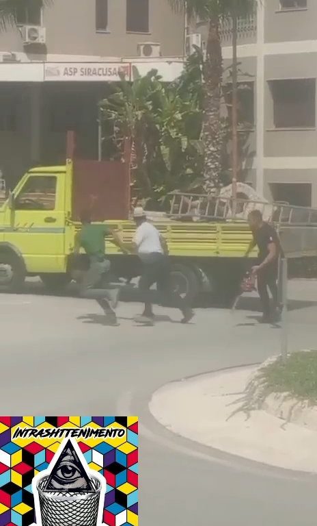 Syrakus, Streit auf der Straße um Vorfahrt mit Kettensägenschlägen: Video