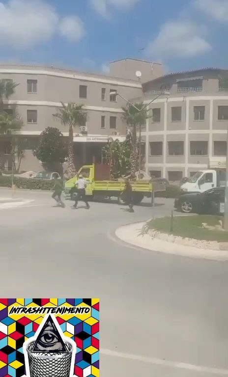 Siracusa, lite in strada per una precedenza a colpi di motosega: video