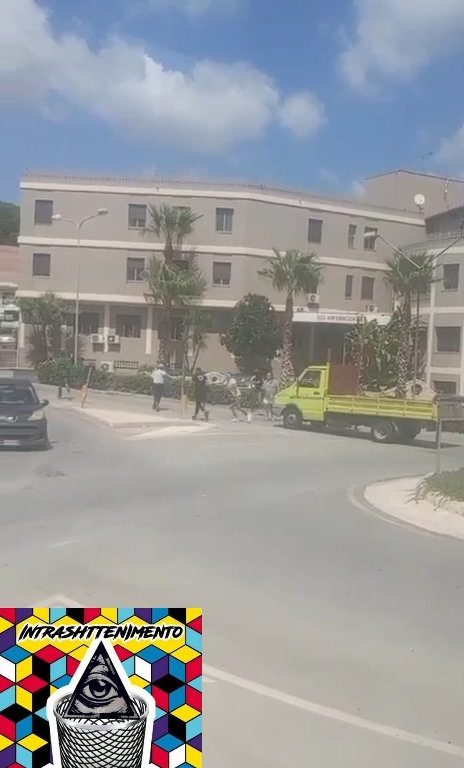 Siracusa, lite in strada per una precedenza a colpi di motosega: video