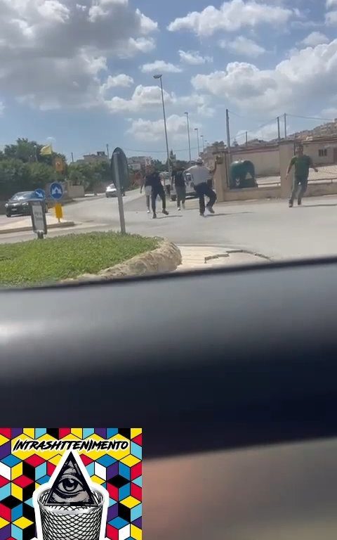 Siracusa, lite in strada per una precedenza a colpi di motosega: video