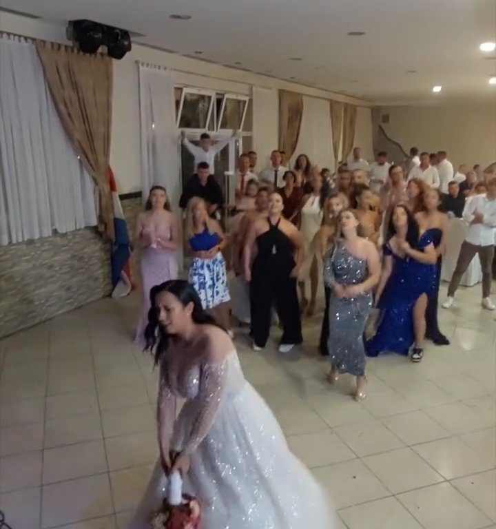 Novia arroja ramo y boda termina en pelea: invitan muslos al aire, video