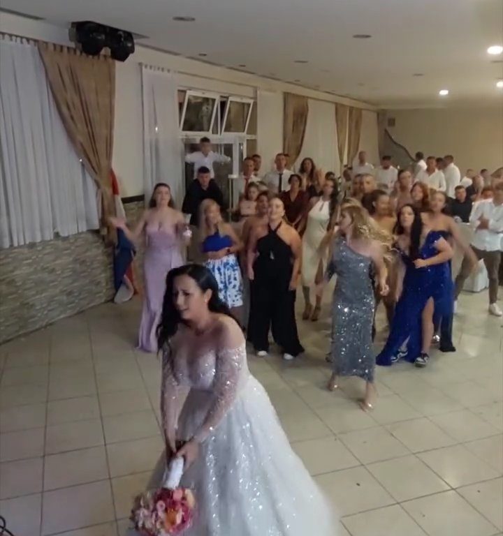 Novia arroja ramo y boda termina en pelea: invitan muslos al aire, video