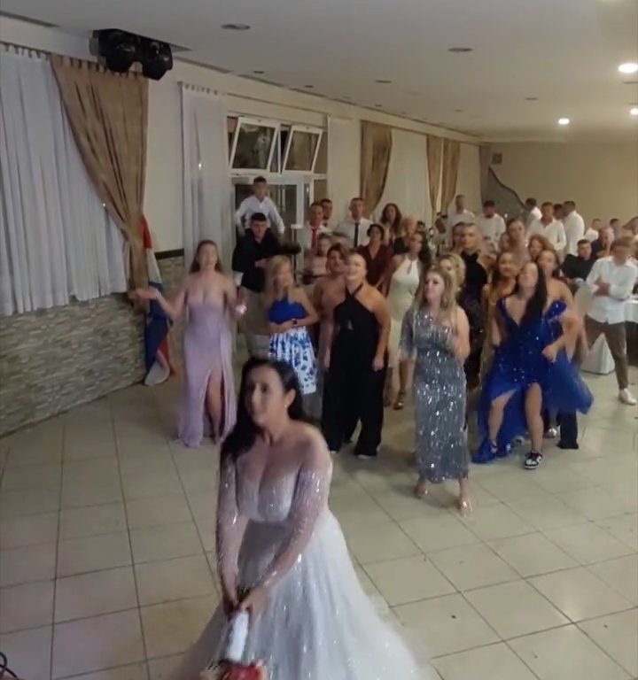 Novia arroja ramo y boda termina en pelea: invitan muslos al aire, video