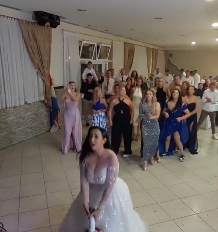 Braut wirft Blumenstrauß und Hochzeit endet in Schlägerei: Einladung streckt die Schenkel in die Luft, Video