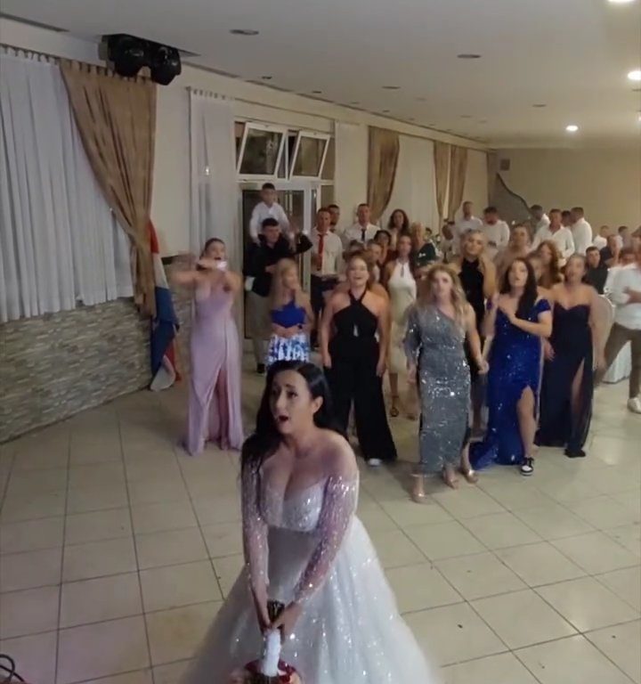 Novia arroja ramo y boda termina en pelea: invitan muslos al aire, video