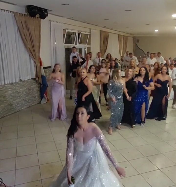 Novia arroja ramo y boda termina en pelea: invitan muslos al aire, video