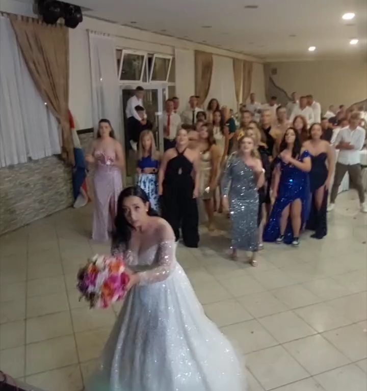 Novia arroja ramo y boda termina en pelea: invitan muslos al aire, video