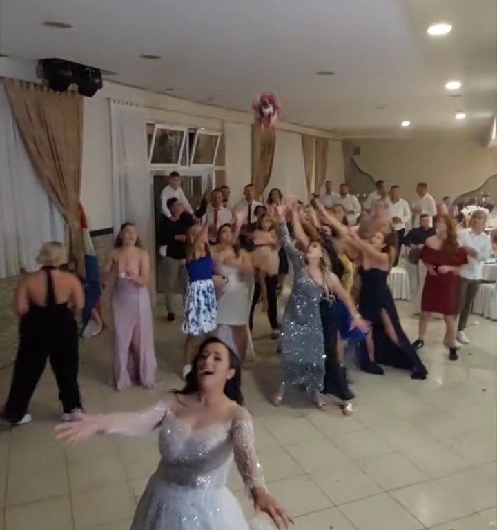 Novia arroja ramo y boda termina en pelea: invitan muslos al aire, video