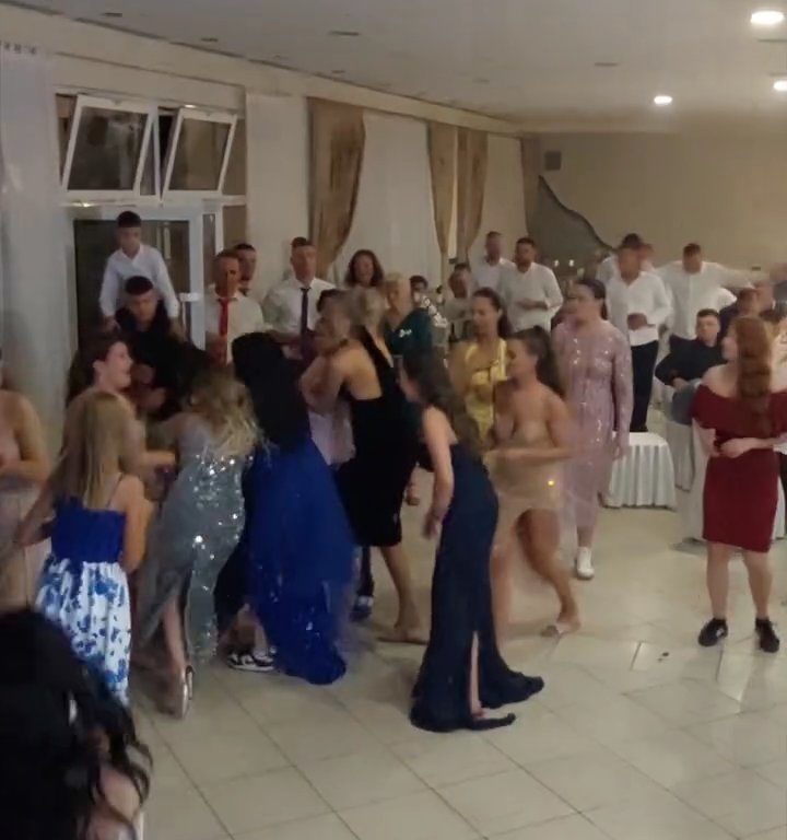 Braut wirft Blumenstrauß und Hochzeit endet in Schlägerei: Einladung streckt die Schenkel in die Luft, Video