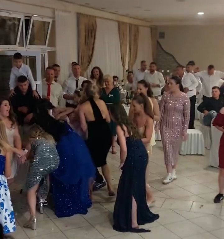 Braut wirft Blumenstrauß und Hochzeit endet in Schlägerei: Einladung streckt die Schenkel in die Luft, Video