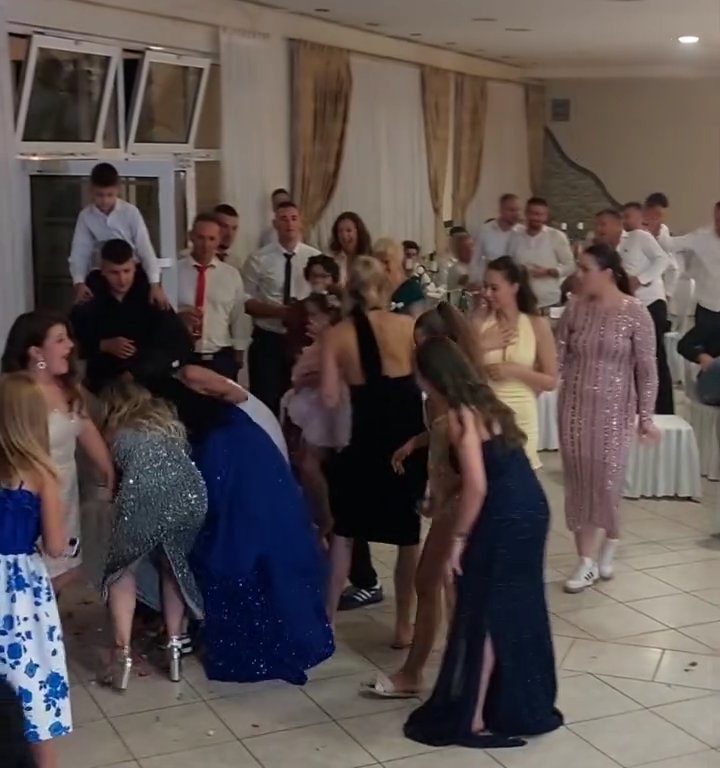 Braut wirft Blumenstrauß und Hochzeit endet in Schlägerei: Einladung streckt die Schenkel in die Luft, Video