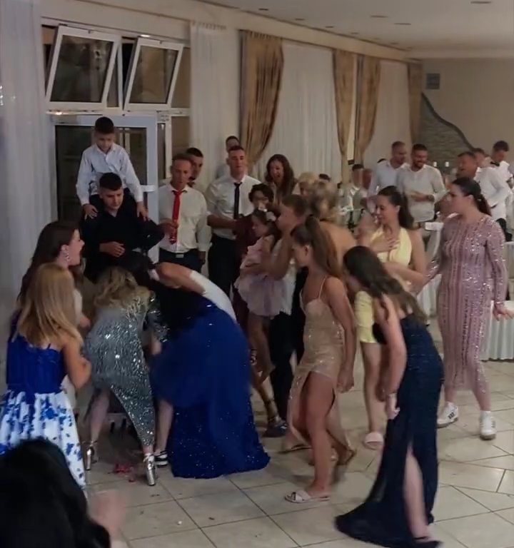 Braut wirft Blumenstrauß und Hochzeit endet in Schlägerei: Einladung streckt die Schenkel in die Luft, Video