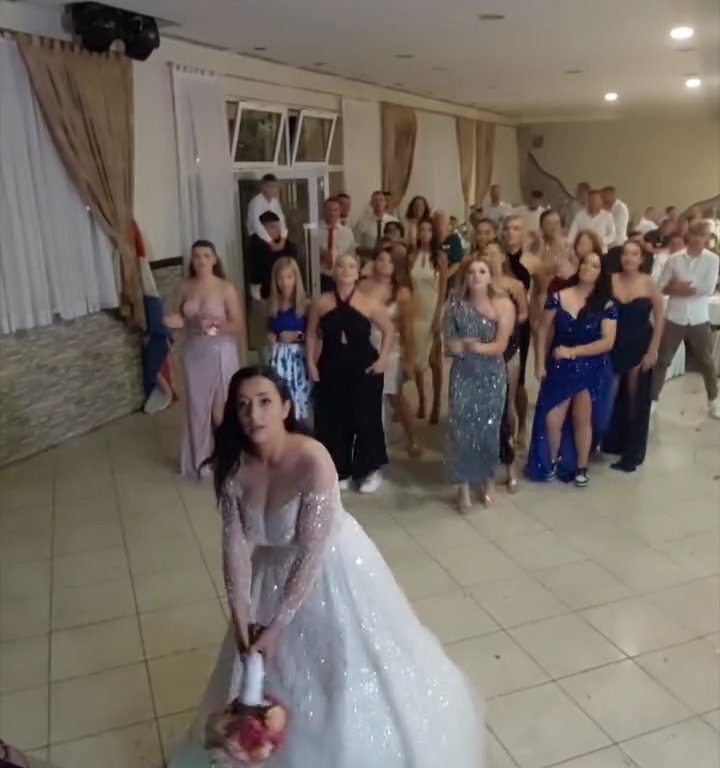 Novia arroja ramo y boda termina en pelea: invitan muslos al aire, video