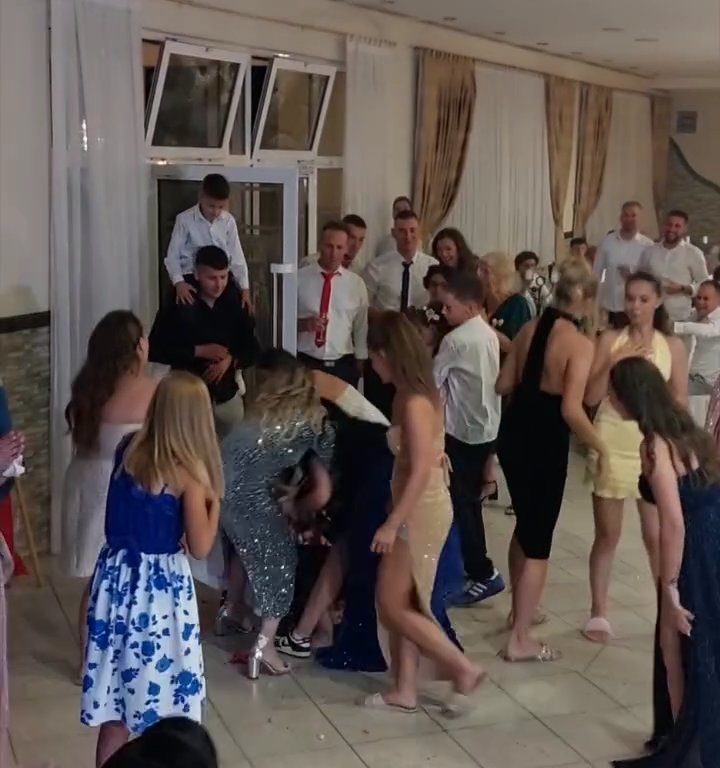 Braut wirft Blumenstrauß und Hochzeit endet in Schlägerei: Einladung streckt die Schenkel in die Luft, Video