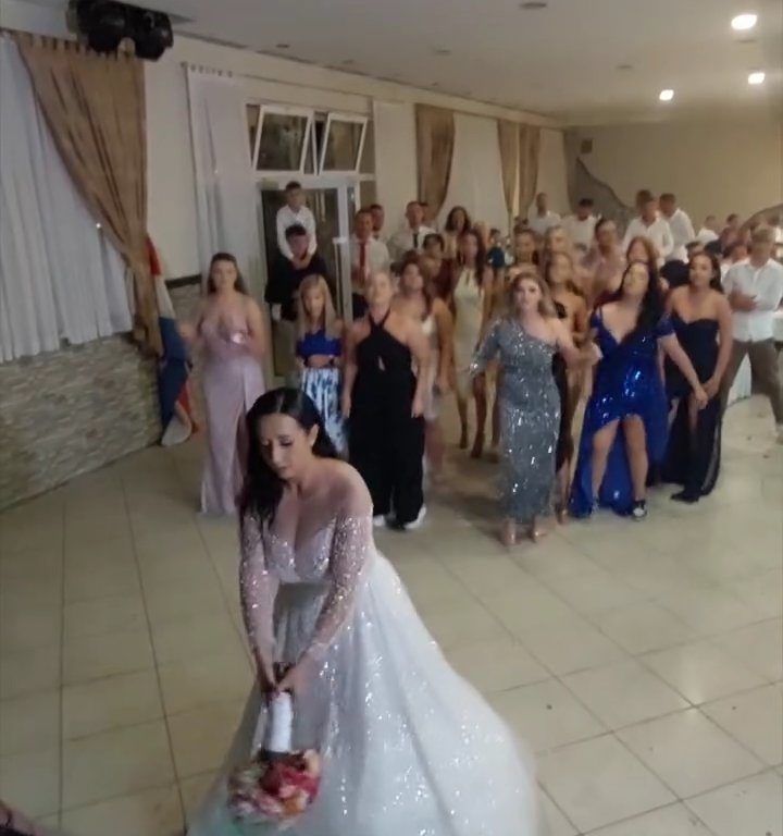 Novia arroja ramo y boda termina en pelea: invitan muslos al aire, video