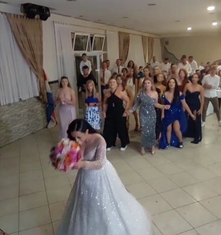 Novia arroja ramo y boda termina en pelea: invitan muslos al aire, video