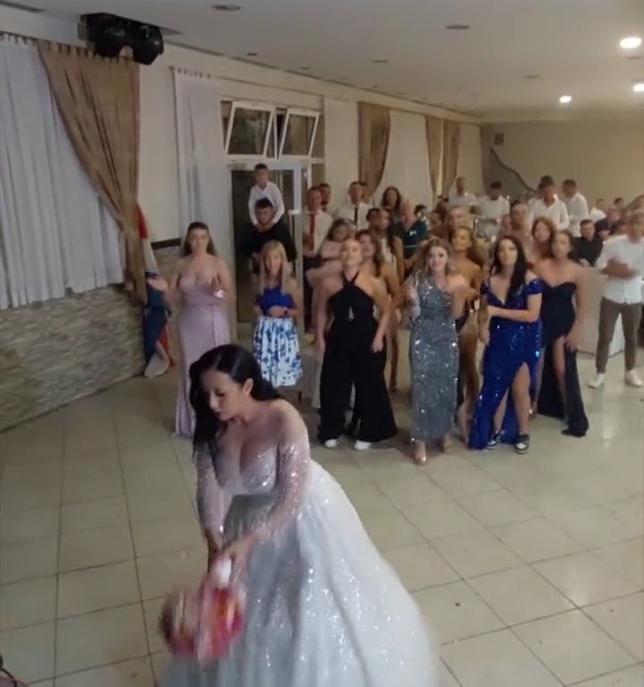 Novia arroja ramo y boda termina en pelea: invitan muslos al aire, video