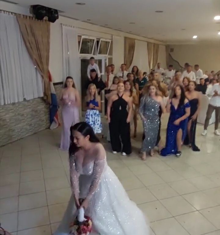 Novia arroja ramo y boda termina en pelea: invitan muslos al aire, video