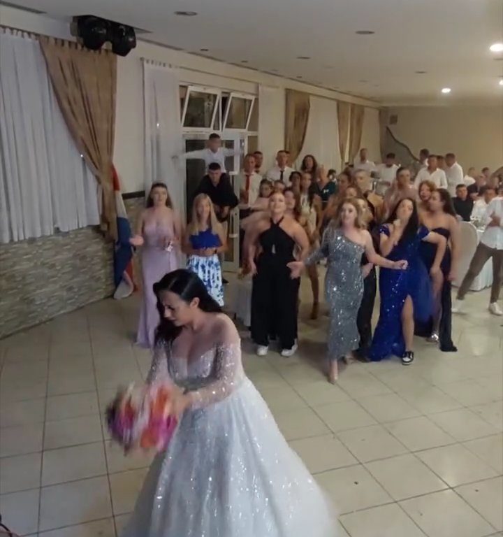 Novia arroja ramo y boda termina en pelea: invitan muslos al aire, video