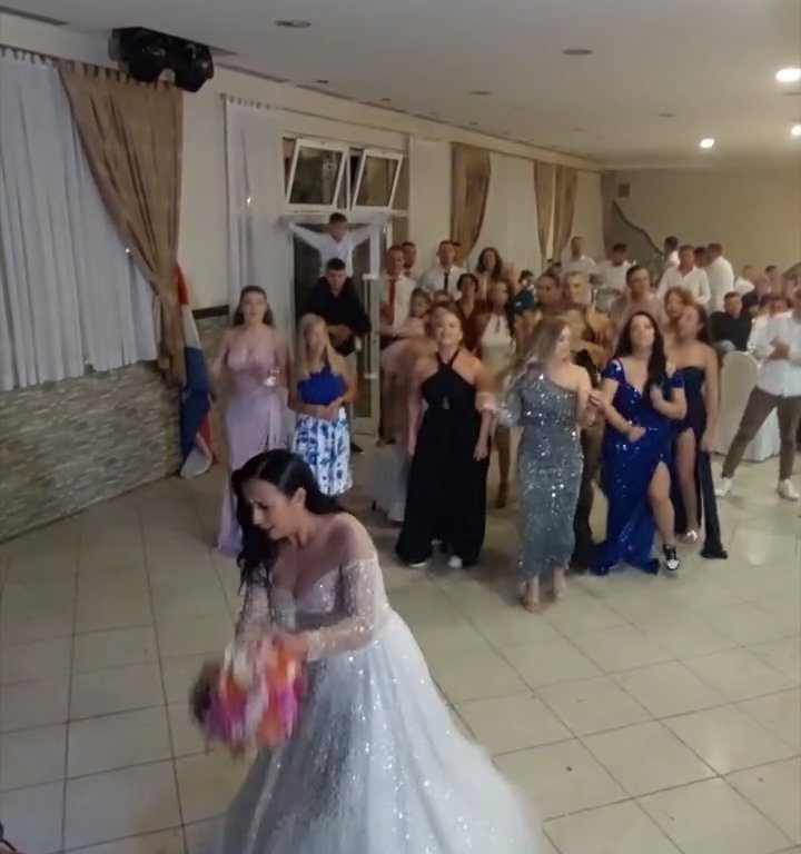 Braut wirft Blumenstrauß und Hochzeit endet in Schlägerei: Einladung streckt die Schenkel in die Luft, Video