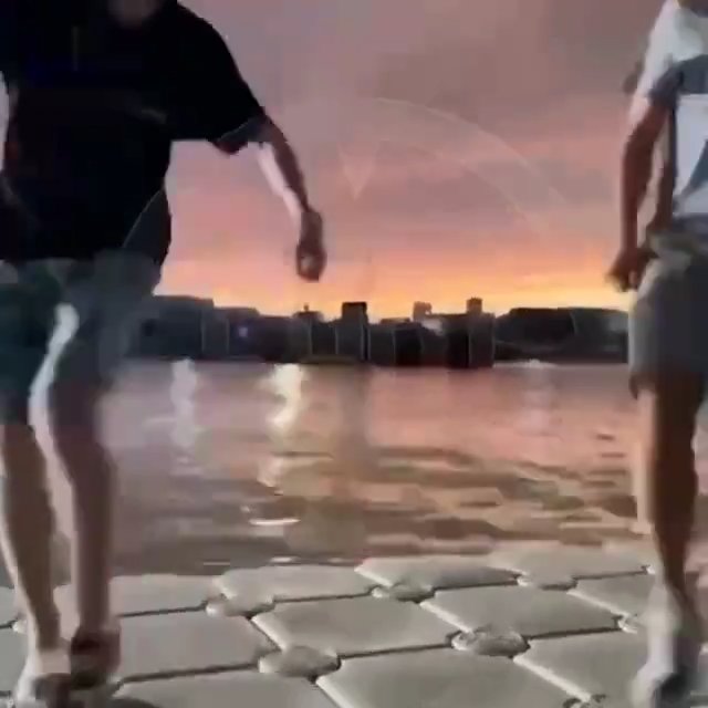 Un touriste danse et la foudre le frappe, il prend feu mais survit : vidéo