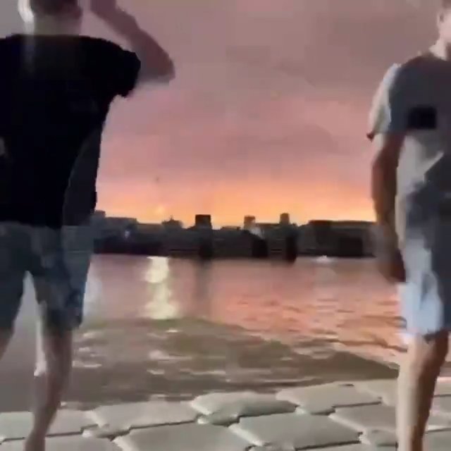 Un touriste danse et la foudre le frappe, il prend feu mais survit : vidéo