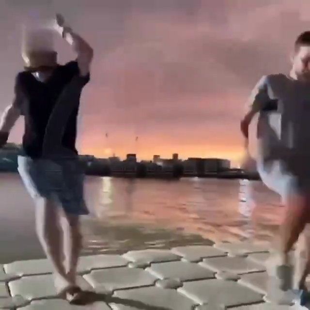 Un touriste danse et la foudre le frappe, il prend feu mais survit : vidéo