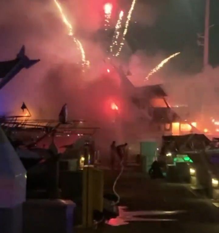 Un yacht chargé de feux d'artifice explose et coule : vidéo