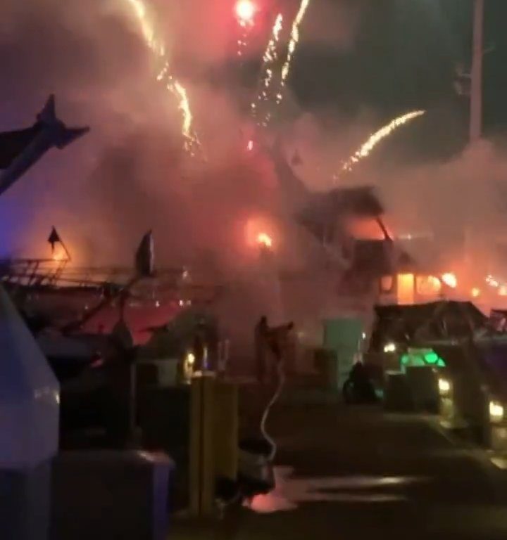 Un yacht chargé de feux d'artifice explose et coule : vidéo