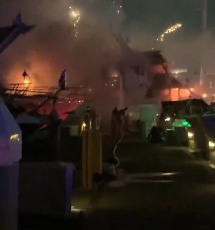 Un yacht chargé de feux d'artifice explose et coule : vidéo