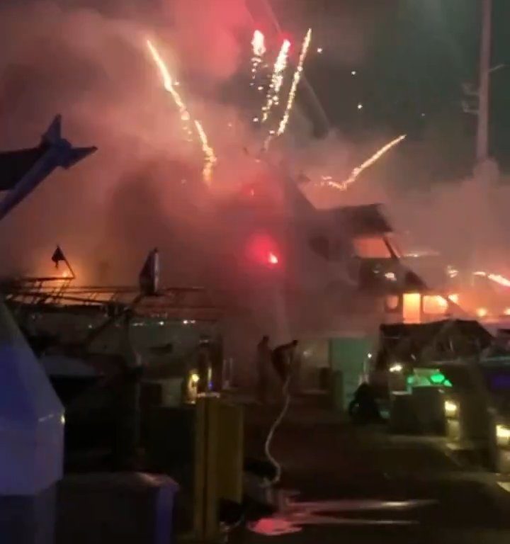 Un yacht chargé de feux d'artifice explose et coule : vidéo