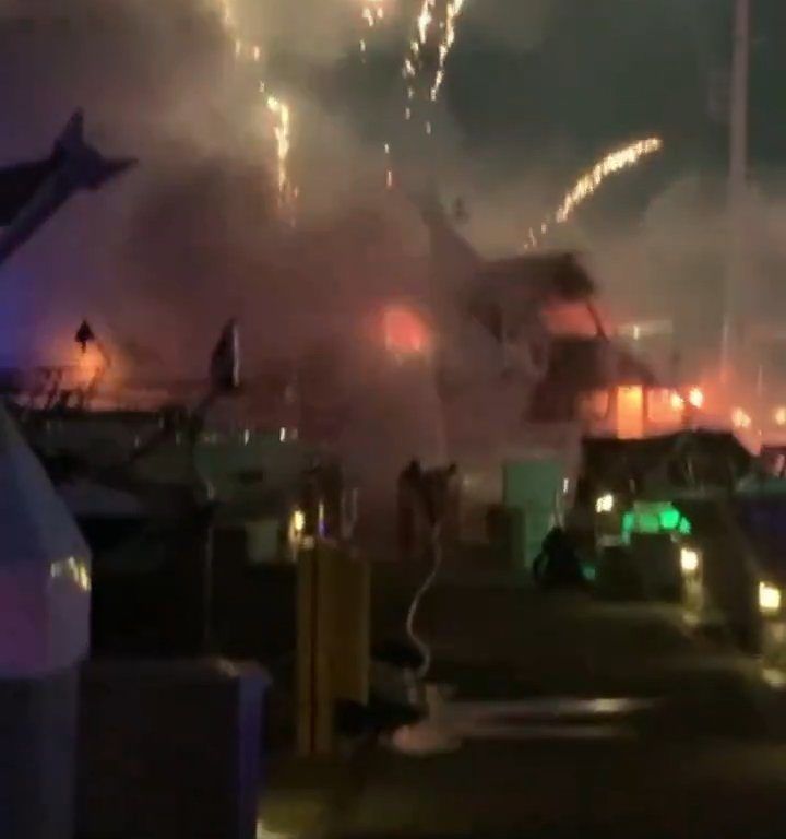 Un yacht chargé de feux d'artifice explose et coule : vidéo