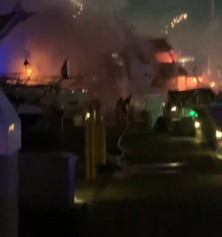 Un yacht chargé de feux d'artifice explose et coule : vidéo