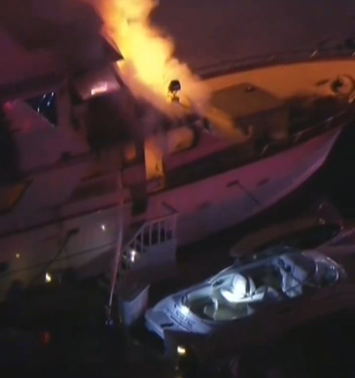 Un yacht chargé de feux d'artifice explose et coule : vidéo