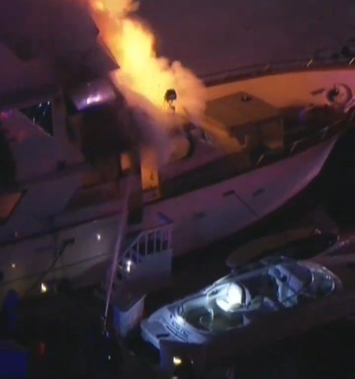 Yacht carico di fuochi d'artificio esplode e affonda: video