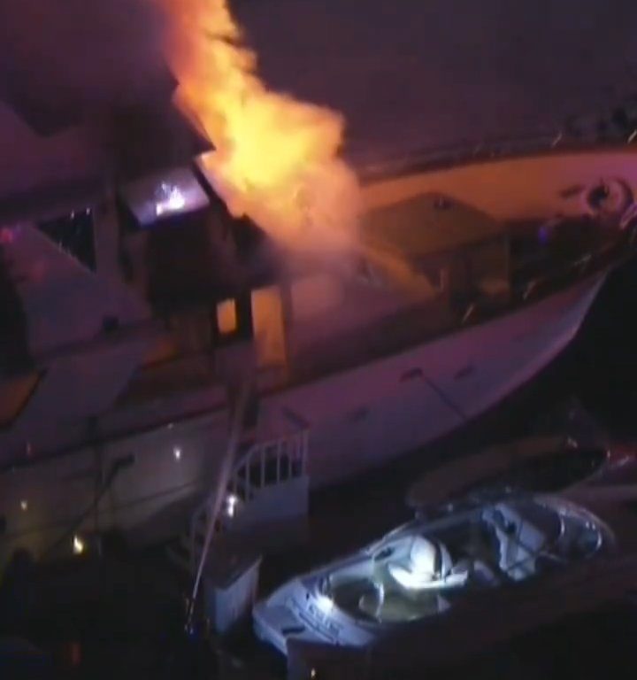 Mit Feuerwerkskörpern beladene Yacht explodiert und sinkt: Video